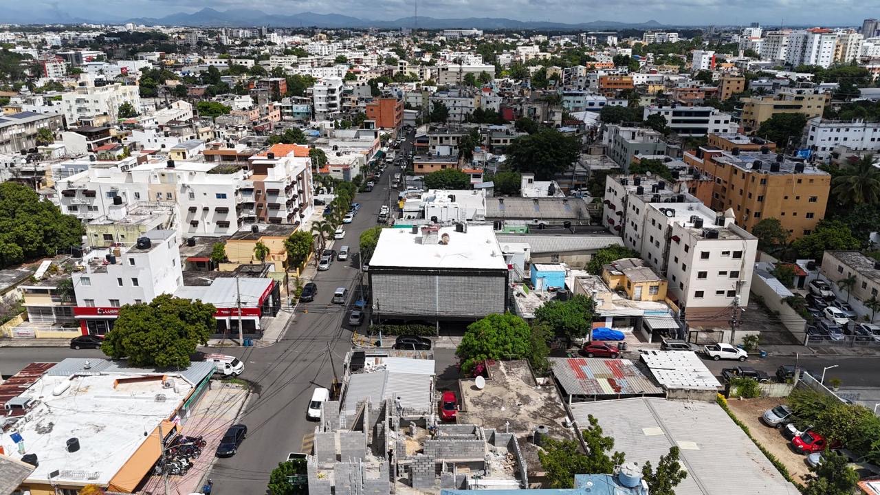 casas - Ensanche Quisqueya Venta de casa de 2 niveles, ubi 2
