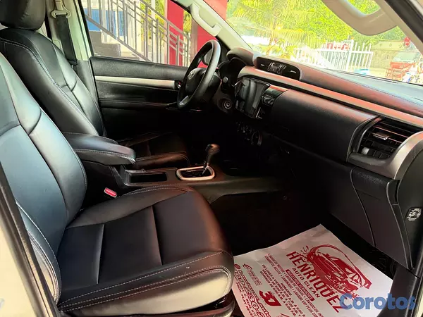 jeepetas y camionetas - Toyota Hilux año 2020 diesel automática  5