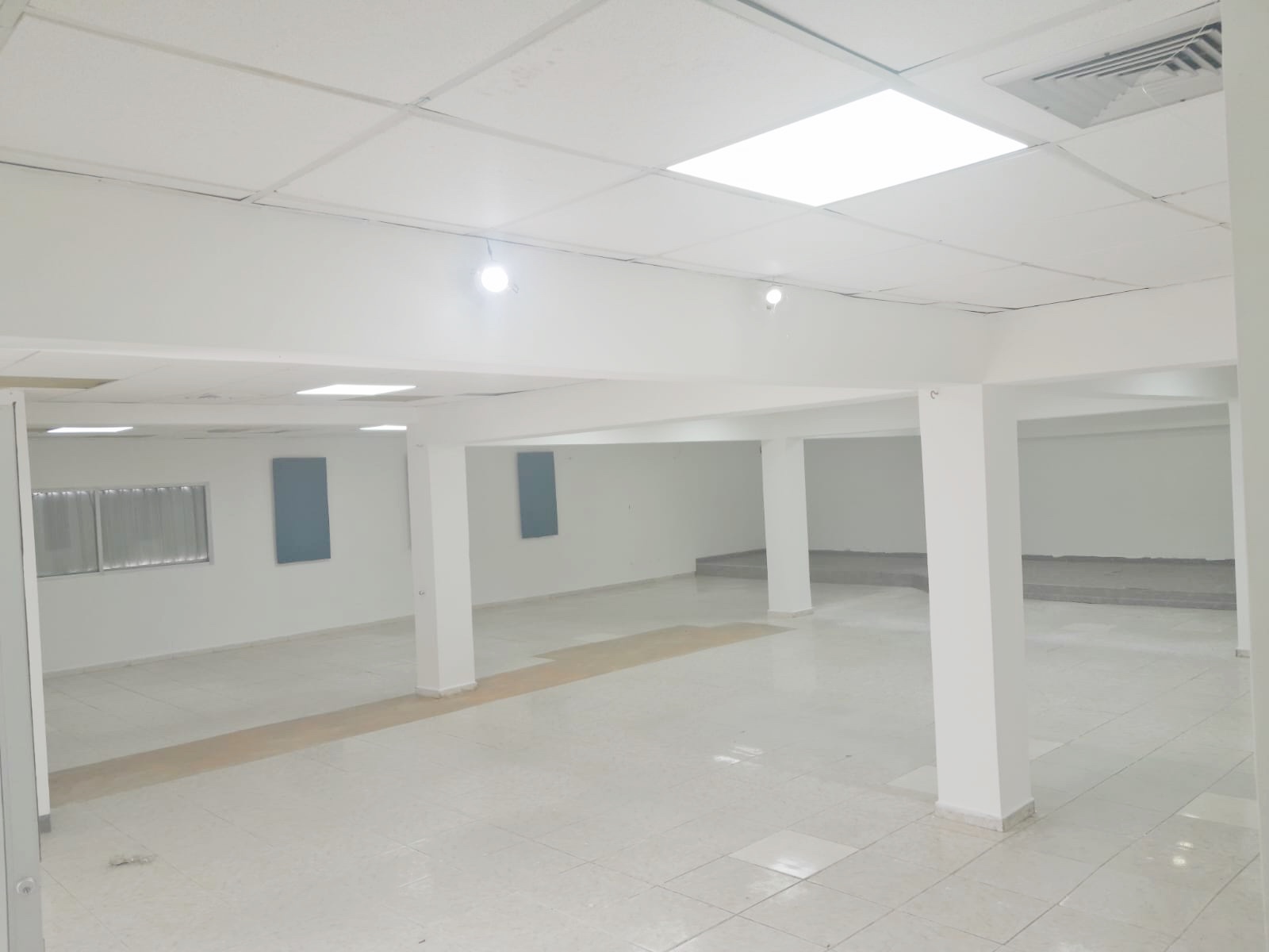 oficinas y locales comerciales - Local céntrico en Evaristo morales  6