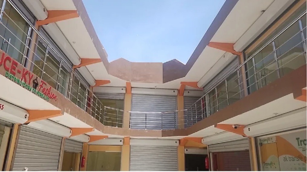 oficinas y locales comerciales - venta de plaza comercial en San Carlos con 22 locales rentados santo Domingo 
