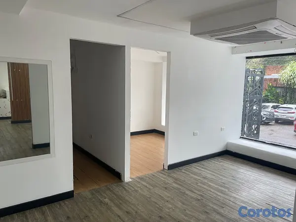 oficinas y locales comerciales - Local céntrico en Piantini  5