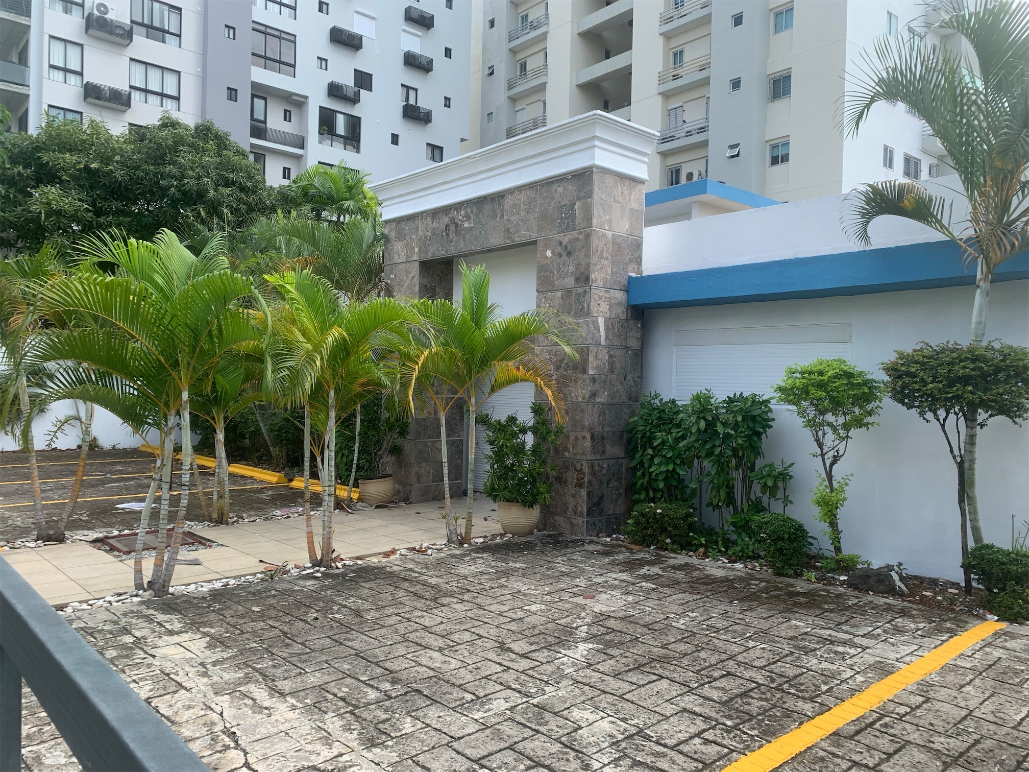 oficinas y locales comerciales - Amplio local en Naco 683 m 3