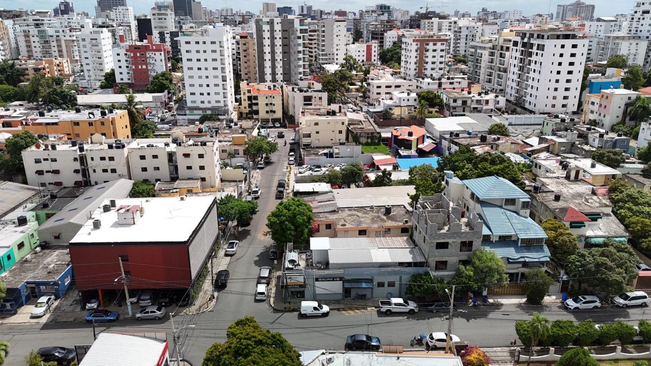 casas - Ensanche Quisqueya Venta de casa de 2 niveles, ubi