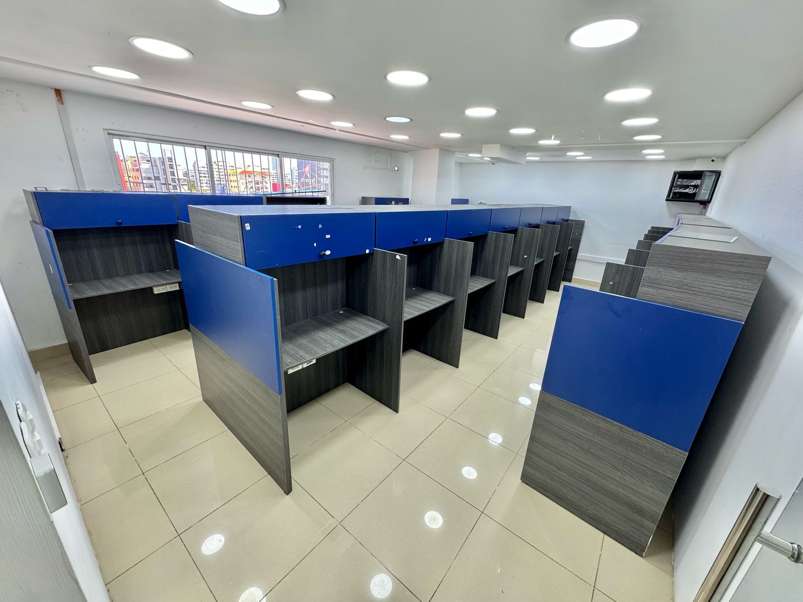 oficinas y locales comerciales - ALQUILO LOCAL  BELLA VISTA  AMUEBLADO PARA CALL CE 2