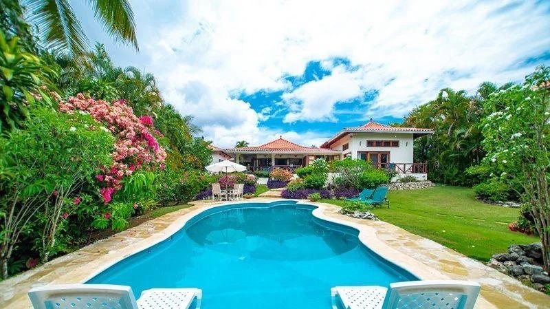 casas vacacionales y villas - Villa Balinesa con Piscina Privada en un Entorno Tropical 4