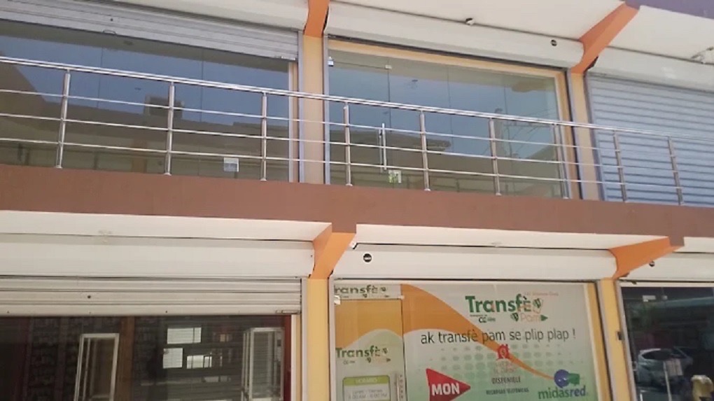 oficinas y locales comerciales - venta de plaza comercial en San Carlos con 22 locales rentados santo Domingo  2