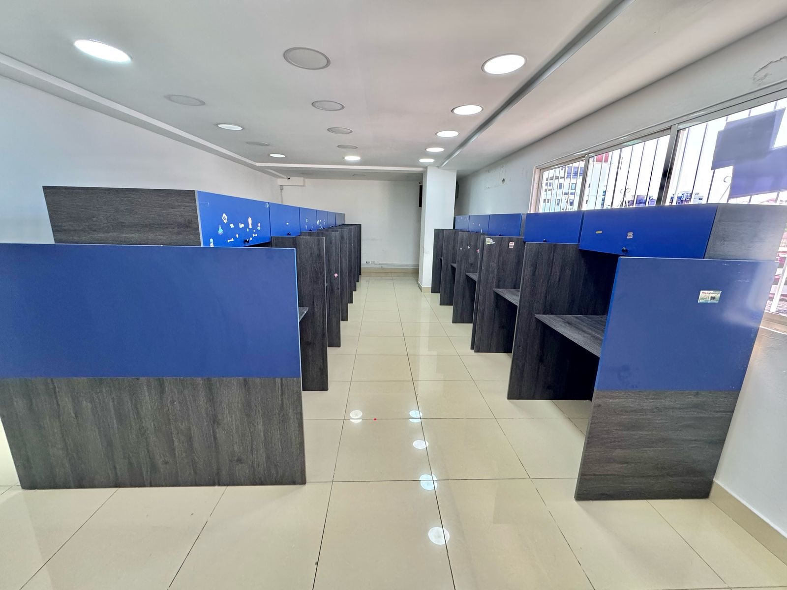 oficinas y locales comerciales - ALQUILO LOCAL  BELLA VISTA  AMUEBLADO PARA CALL CE 3