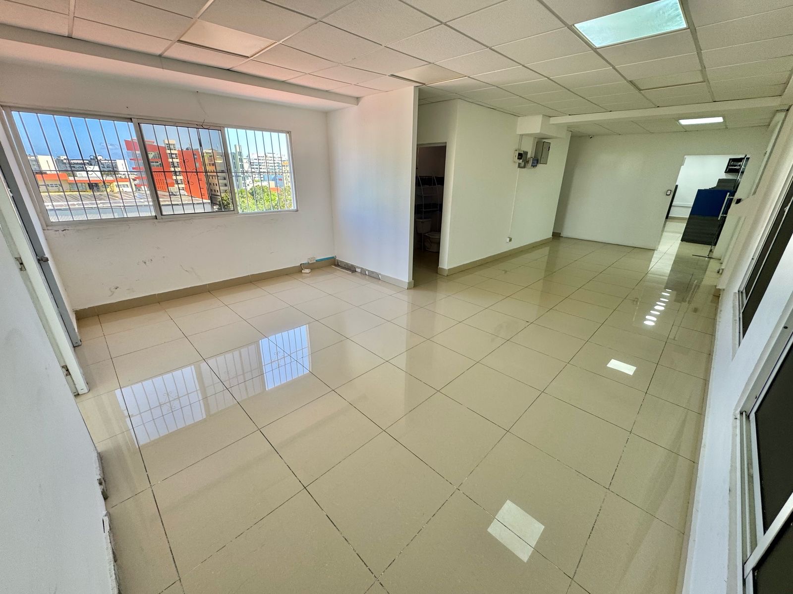 oficinas y locales comerciales - ALQUILO LOCAL  BELLA VISTA  AMUEBLADO PARA CALL CE 4