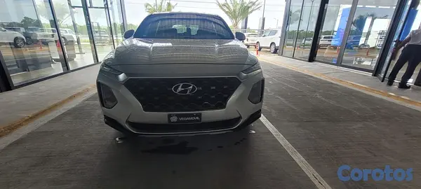 jeepetas y camionetas - HYUNDAI SANTA FE SE 2019 motor DOCH impecable  2