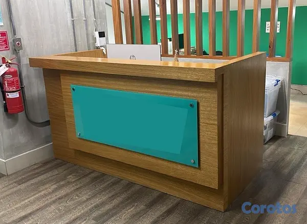 articulos de oficina - Counter de recepción en roble con tope color 1
