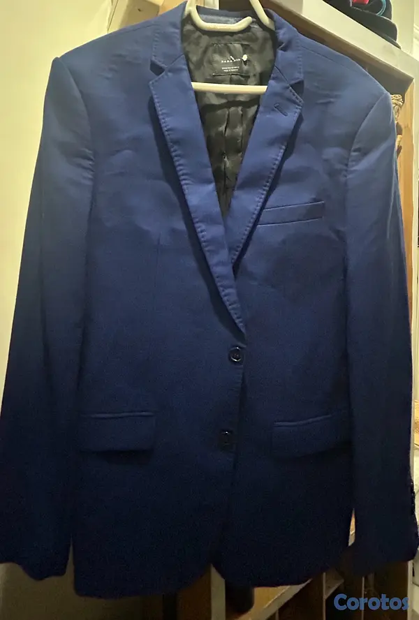 ropa para hombre - Traje negro completo y chaqueta azul marca Zara 2