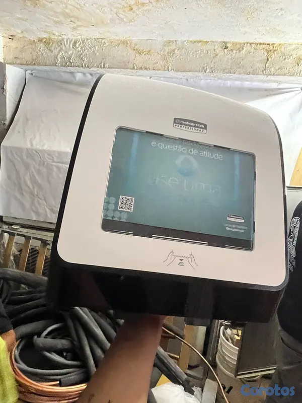equipos profesionales - secador de manos automático profesional de la marca Kimberly-Clark Professional 6