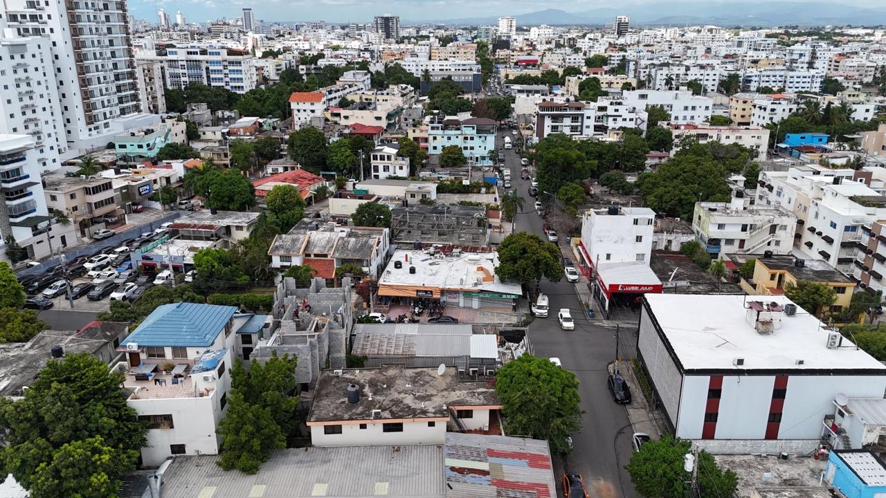 casas - Ensanche Quisqueya Venta de casa de 2 niveles, ubi 3