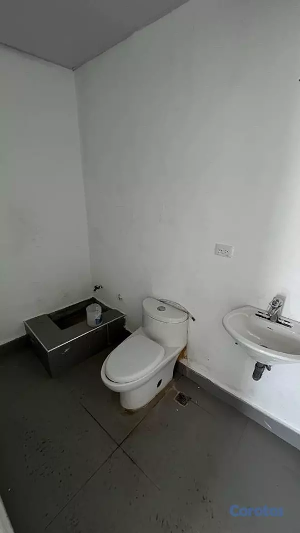 oficinas y locales comerciales - Local comercial en alquiler en Los Frailes de 46m2
ALQUILER
US$ 1,000 2