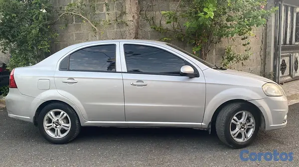 carros - Chevrolet Aveo 2011 3