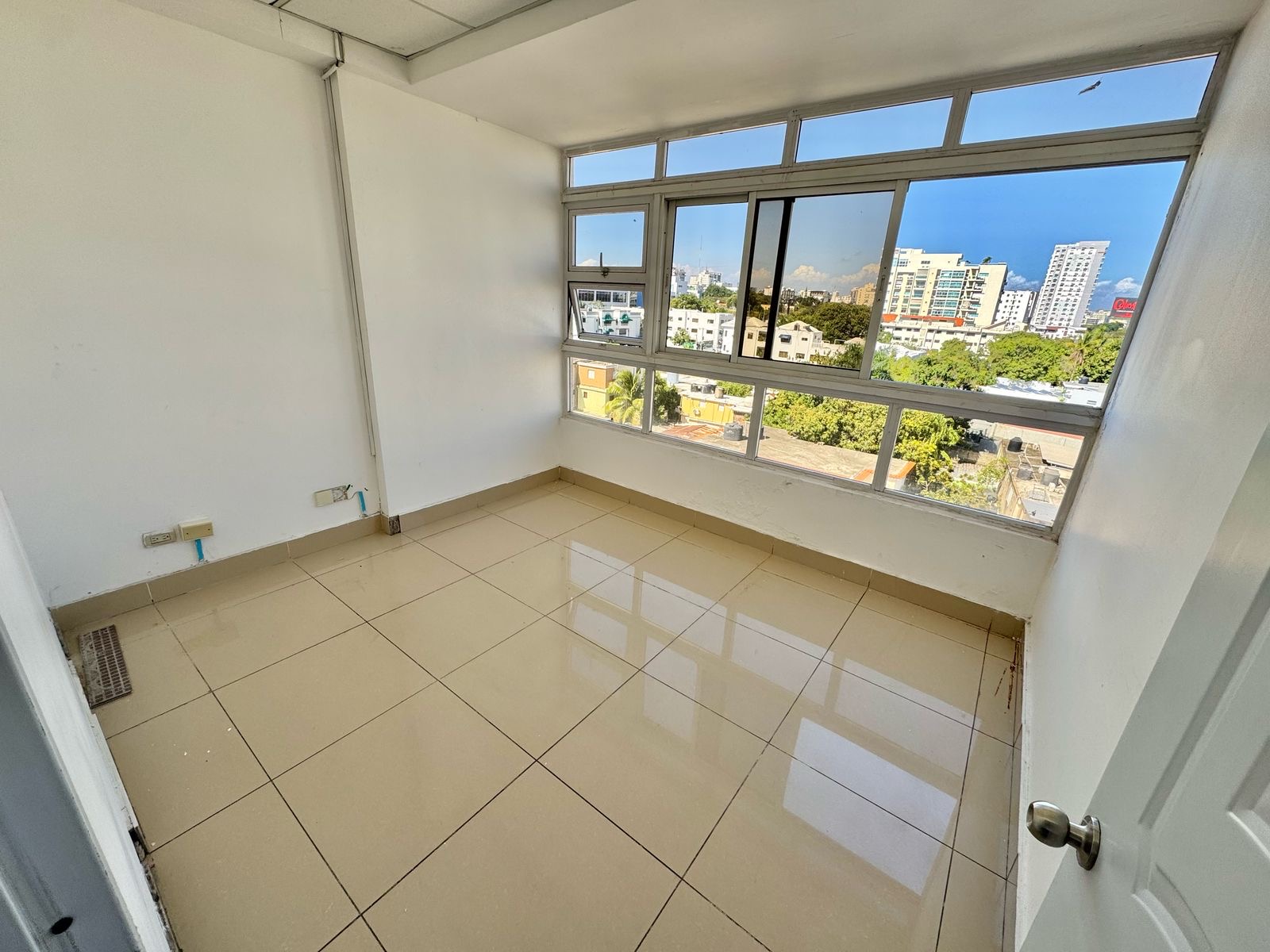 oficinas y locales comerciales - ALQUILO LOCAL  BELLA VISTA  AMUEBLADO PARA CALL CE 5