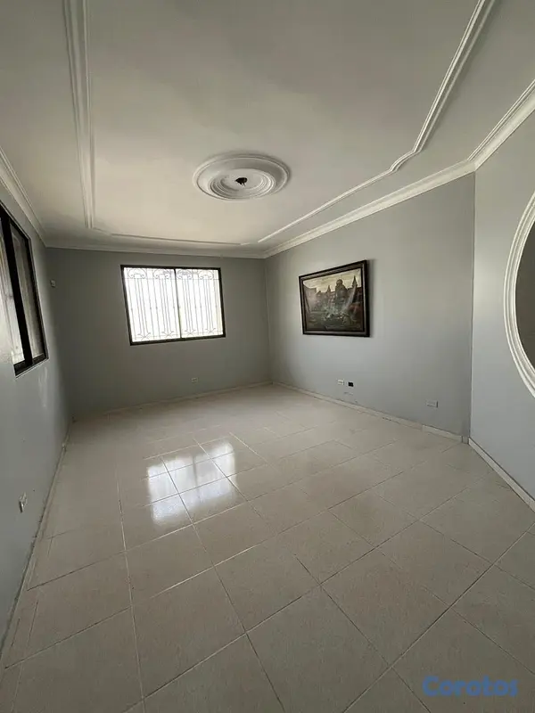 casas - Amplia casa de 5 habitaciones en calle principal d 10
