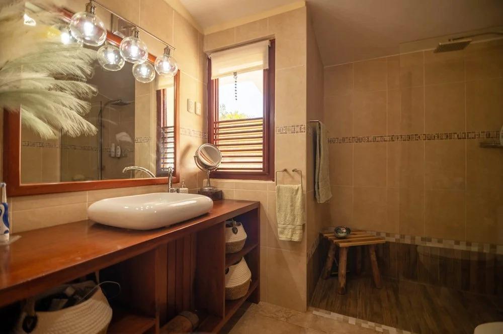 casas vacacionales y villas - Villa Balinesa con Piscina Privada en un Entorno Tropical 7