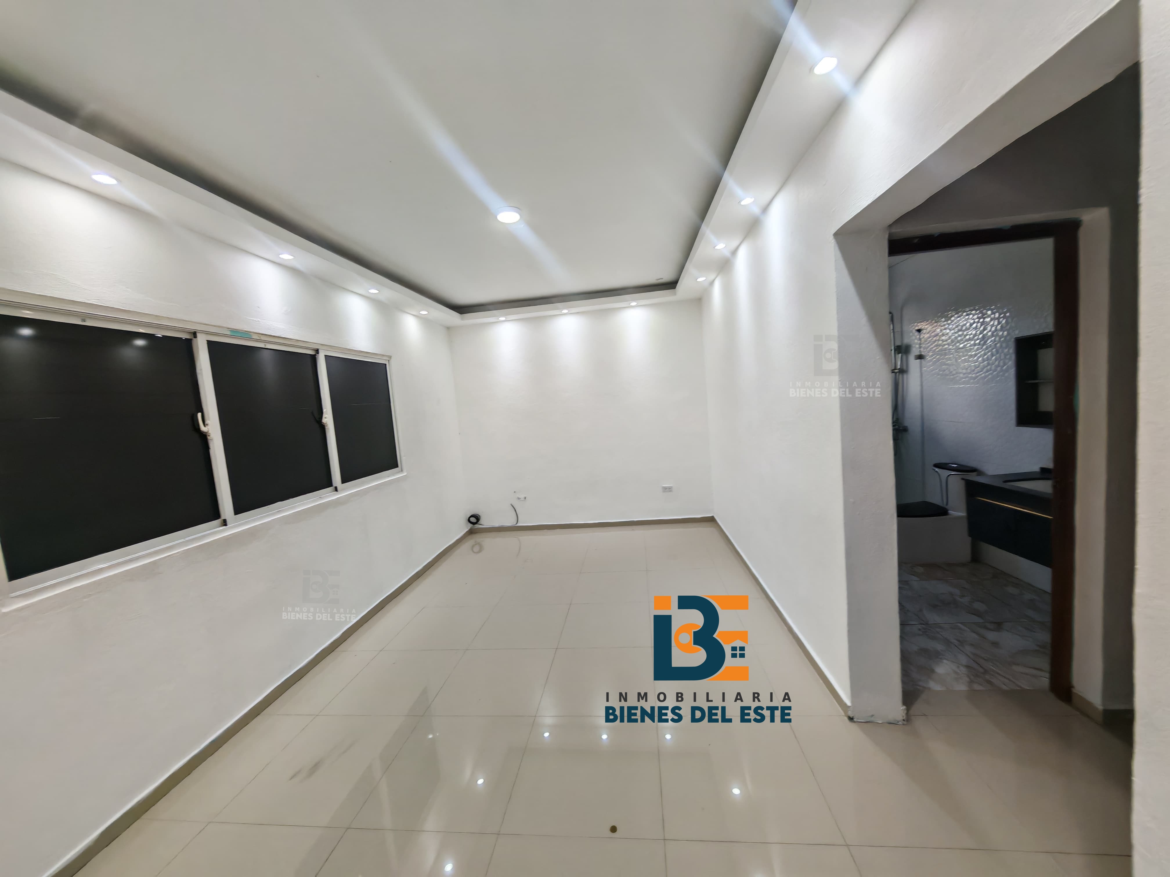 apartamentos - Se Alquila Esta Hermosa Casa de Dos Niveles. 9