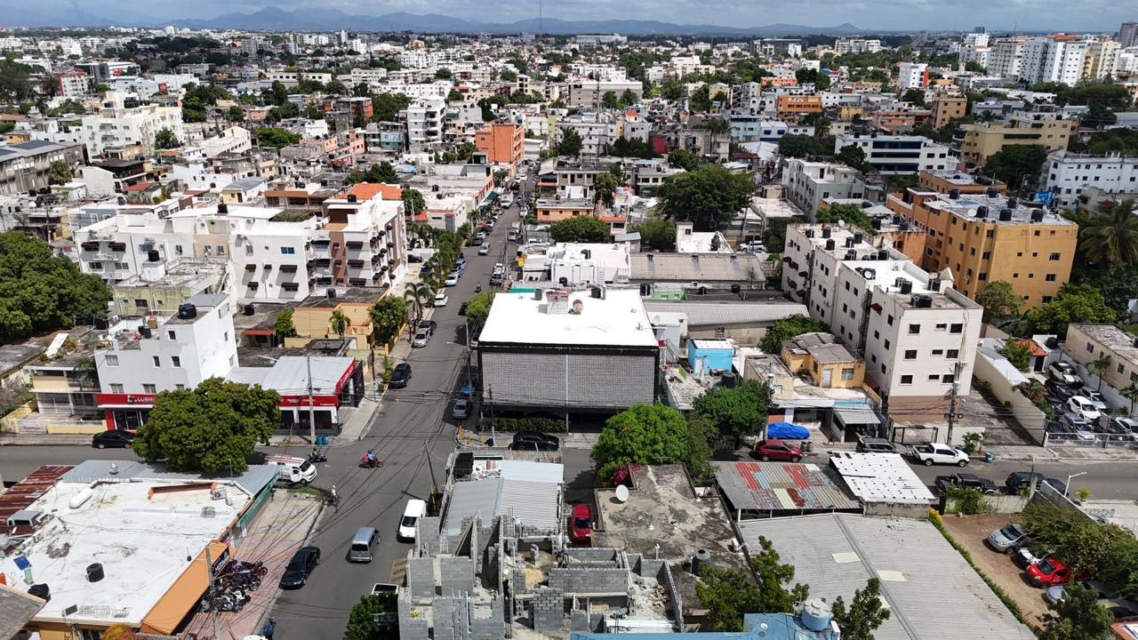 casas - Ensanche Quisqueya Venta de casa de 2 niveles, ubi 4