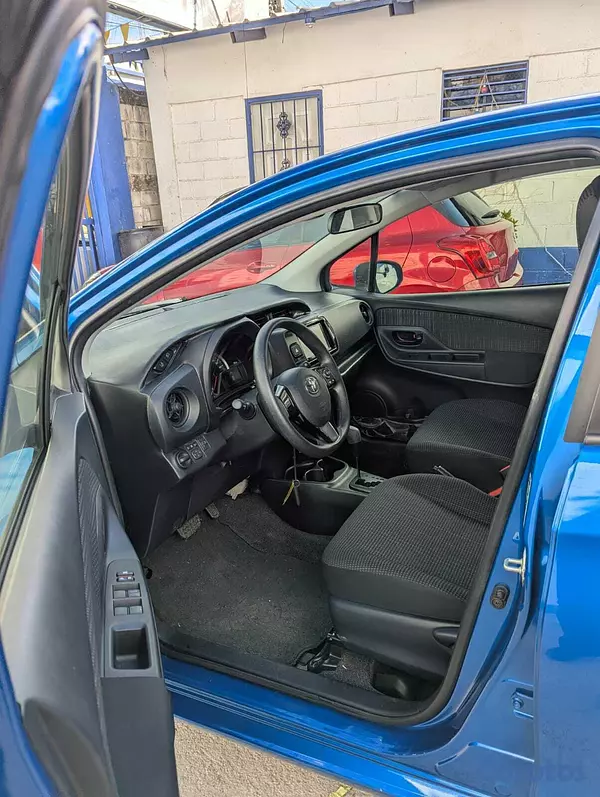 carros - TOYOTA VITZ 7