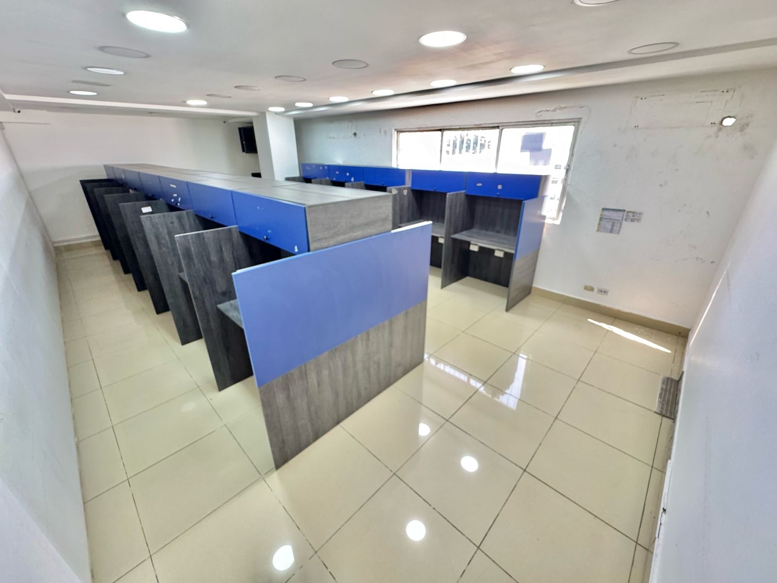 oficinas y locales comerciales - ALQUILO LOCAL  BELLA VISTA  AMUEBLADO PARA CALL CE 6