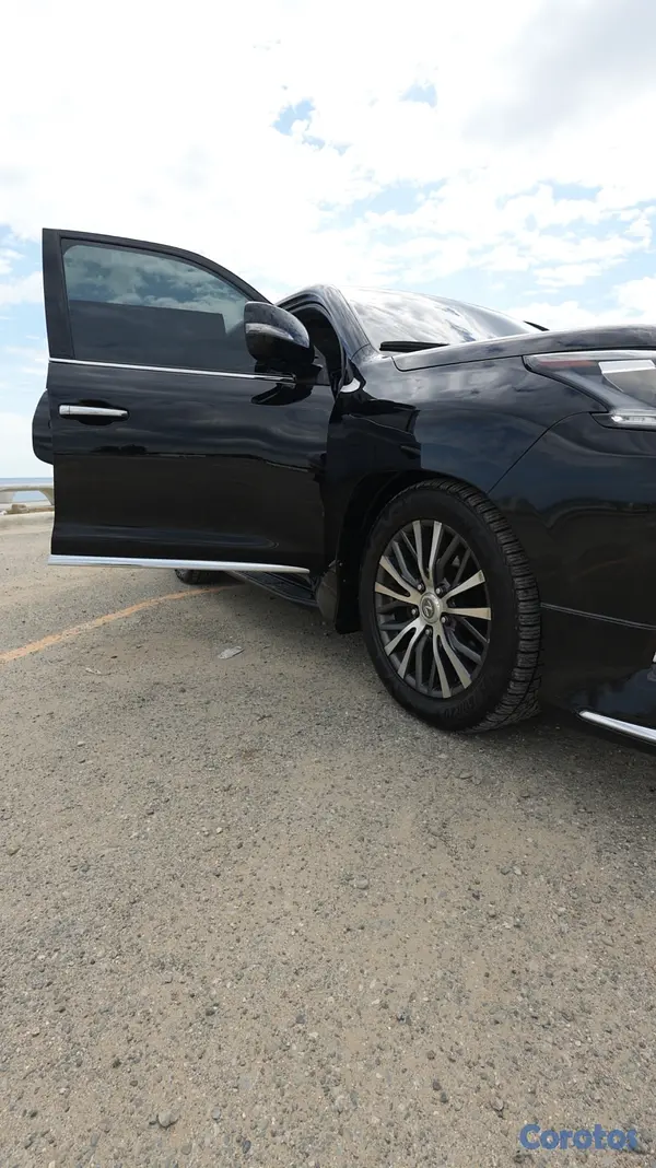 jeepetas y camionetas - Lexus LX 570 2016 135,000km en excelentes condicio 11
