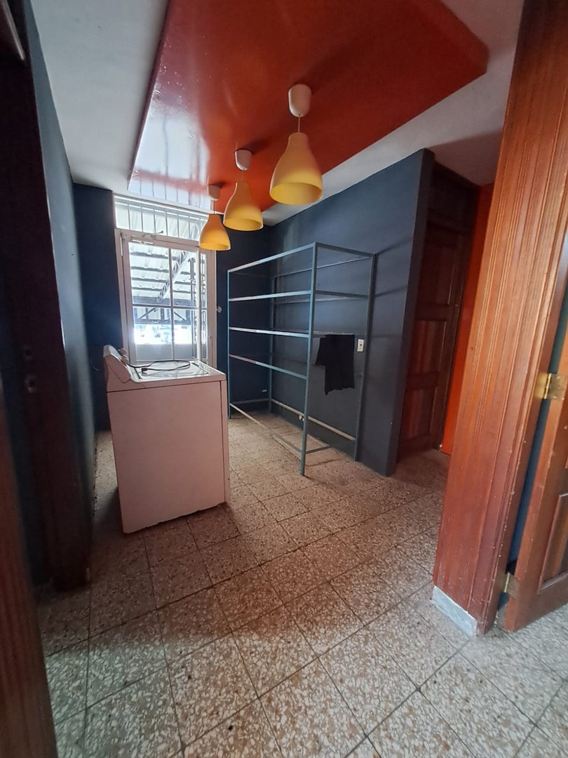 oficinas y locales comerciales - Alquilo local 90 mts 2do piso av Charles summer para oficina 5
