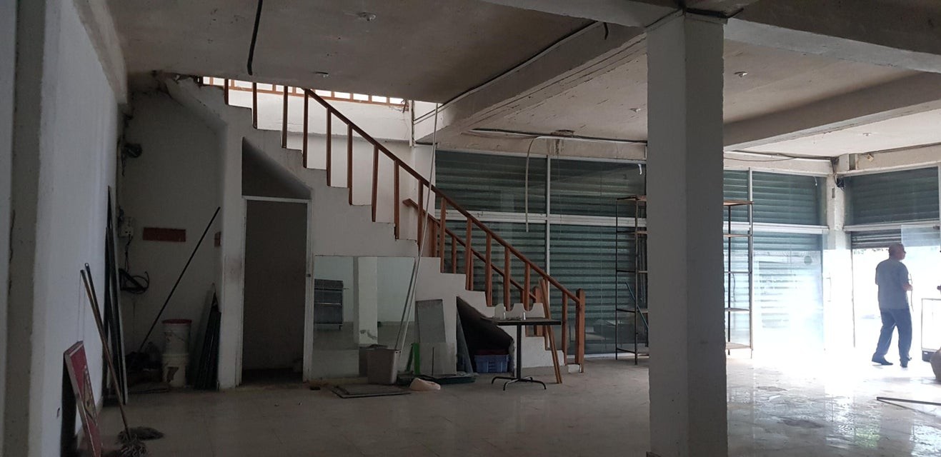 oficinas y locales comerciales - Local comercial en venta #23-1972 en zona de alto trafico. 3
