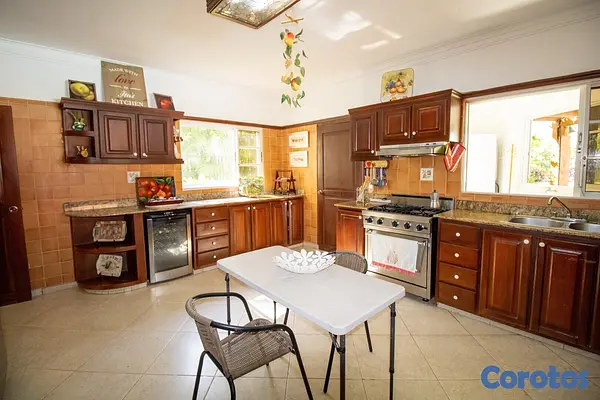 casas vacacionales y villas - Espaciosa villa de estilo clásico distribuida en dos niveles. 2