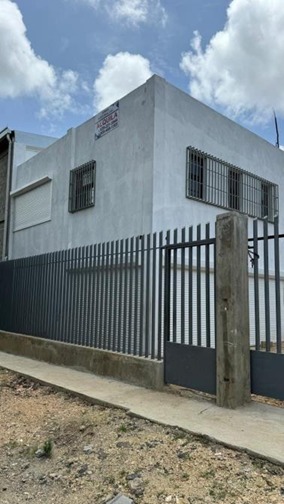 oficinas y locales comerciales - Alquiló nave en engombe 3 oficinas baño en oficina 4