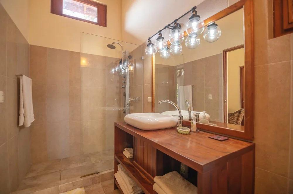 casas vacacionales y villas - Villa Balinesa con Piscina Privada en un Entorno Tropical 9