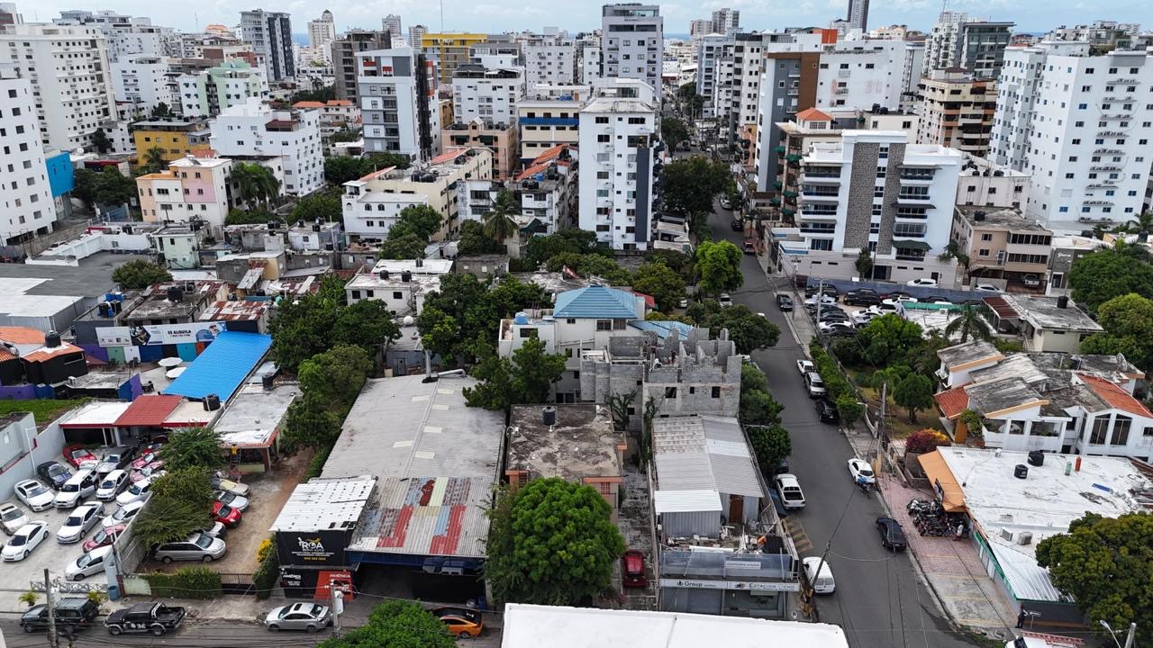 casas - Ensanche Quisqueya Venta de casa de 2 niveles, ubi 7