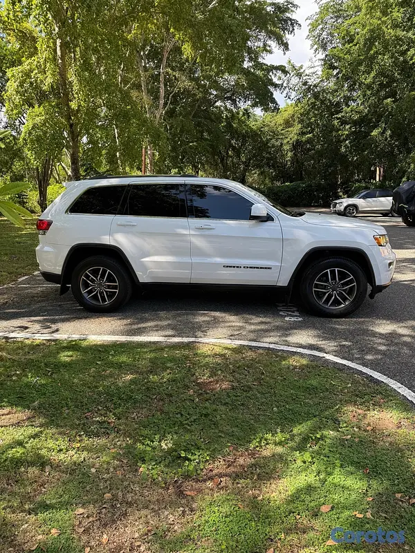jeepetas y camionetas - Jeep grand Cherokee Laredo 2020 negociable  3