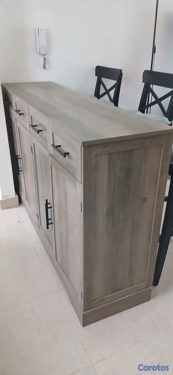 muebles y colchones - Credenza de 4 puertas y 4 gavetas 
3 sillas desayunandor de ikea  2