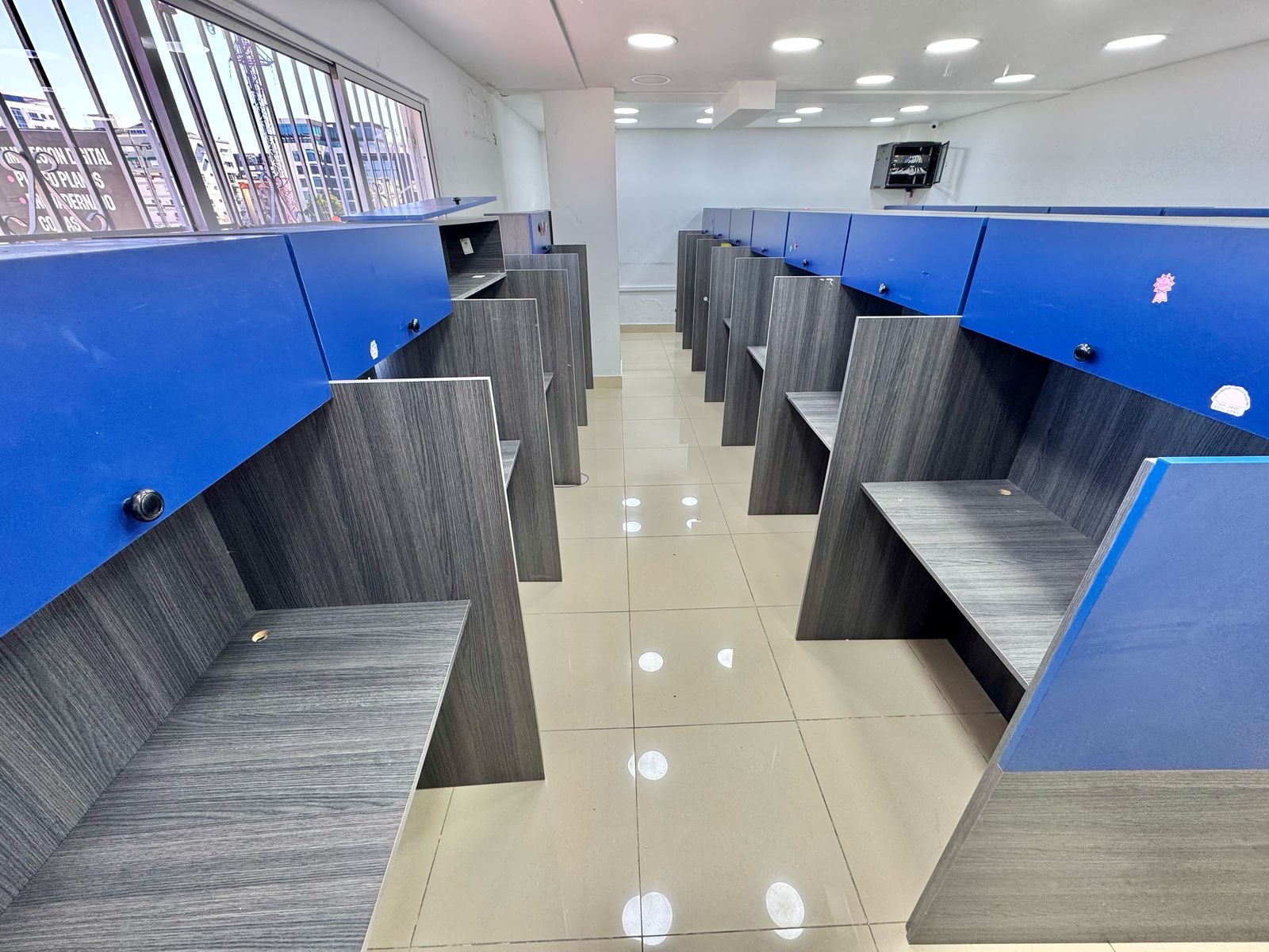 oficinas y locales comerciales - ALQUILO LOCAL  BELLA VISTA  AMUEBLADO PARA CALL CE 8