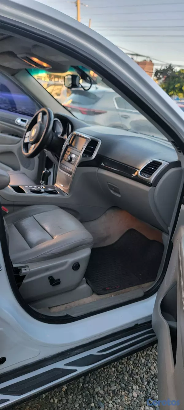 jeepetas y camionetas - JEEP GRAND CHEROKEE LAREDO  4