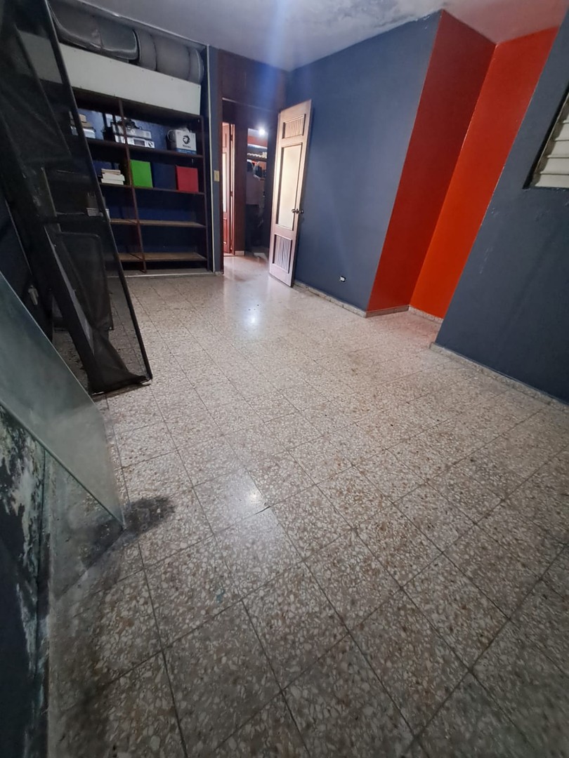 oficinas y locales comerciales - Alquilo local 90 mts 2do piso av Charles summer para oficina 7