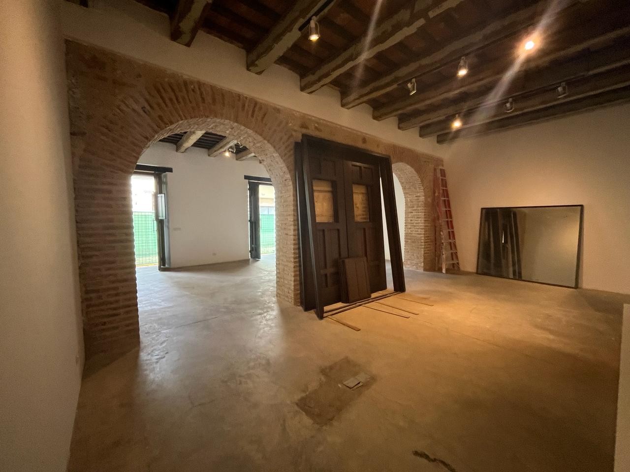 oficinas y locales comerciales - Local en alquiler en la Zona Colonial 109 metros  3