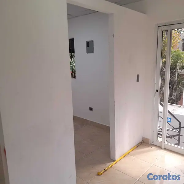 oficinas y locales comerciales - Local Comercial AV Romulo Betancourt 13