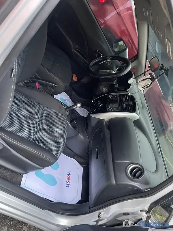 carros - Nissan versa note  5