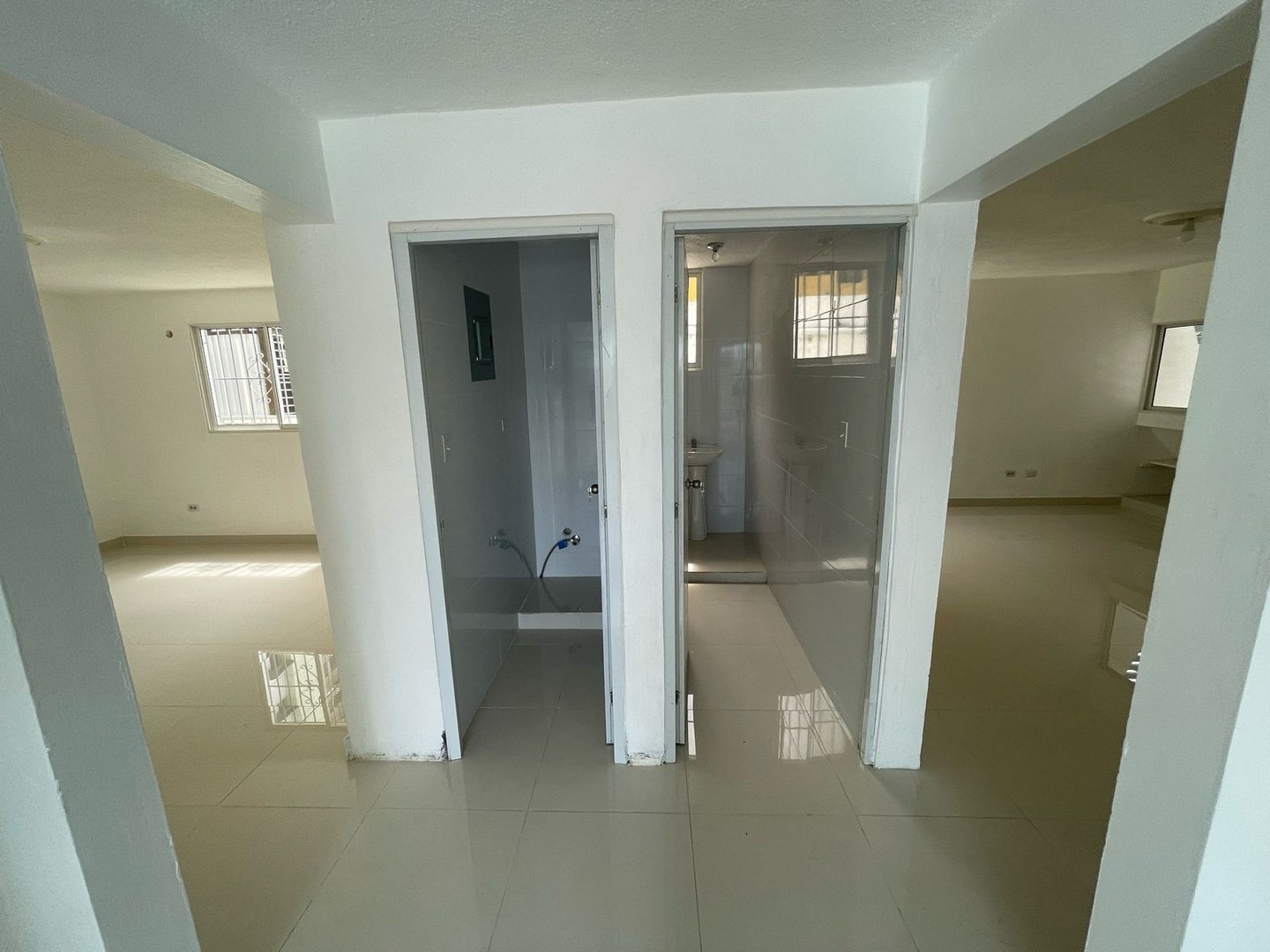 oficinas y locales comerciales - Rento Local en Ensanche Quisqueya en 1er Piso  Prox. A La C. Jose Tapia Brea 
 8