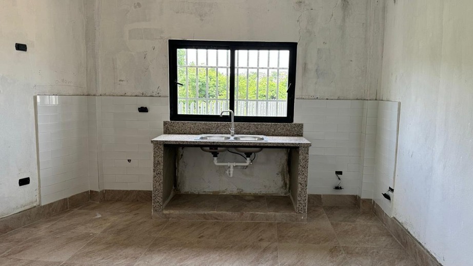 oficinas y locales comerciales - Alquiló nave en engombe 3 oficinas baño en oficina 9