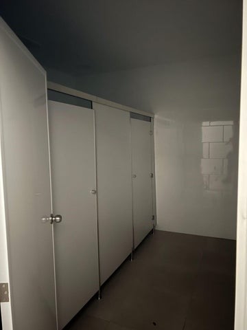 oficinas y locales comerciales - Edificio en alquiler Ensanche Naco #24-581 uso comercial con 6 niveles, ascensor 8