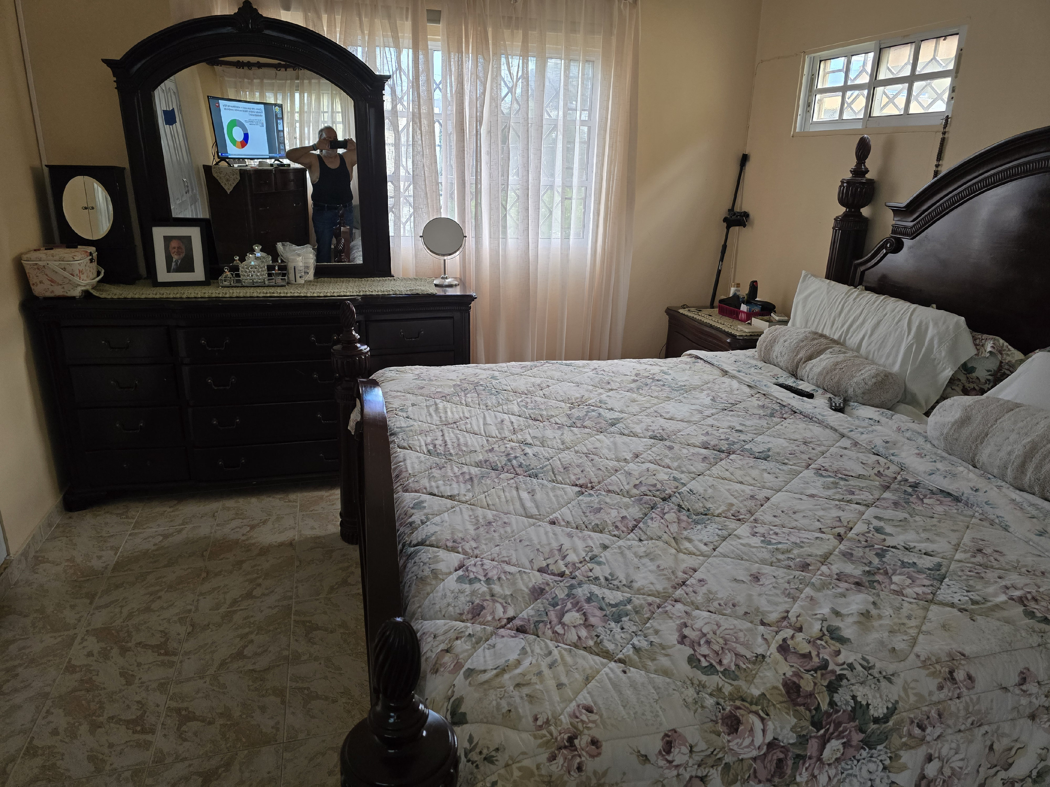 muebles y colchones - Juego de cuartos con gabetero, dos mesita de noches y colchón  1