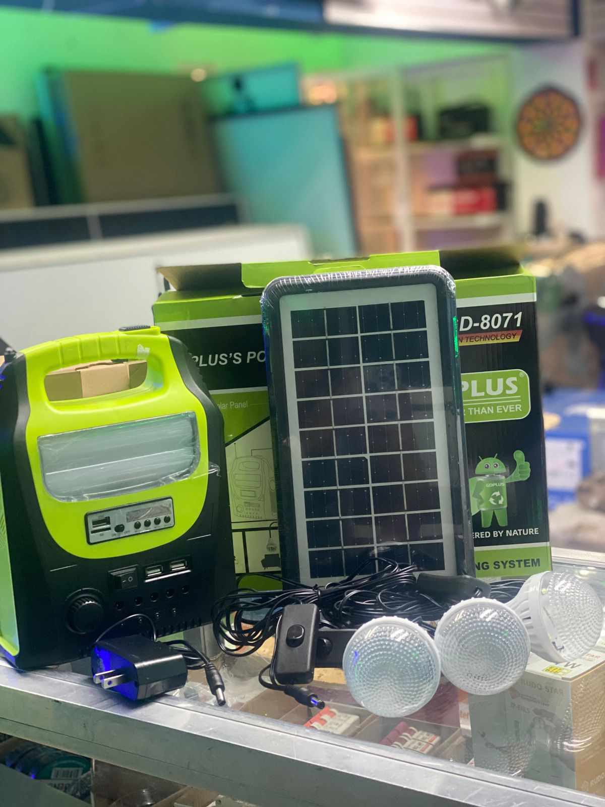 otros electronicos - kit solar radio , panel y bombillos con fuente para conectar celulares y laptop.